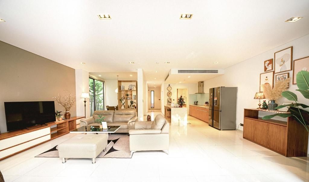 The Point Da Nang Villaの豪華なリビングルーム。